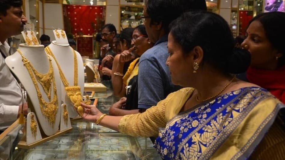 Gold and silver prices surge on MCX amid global market tensions