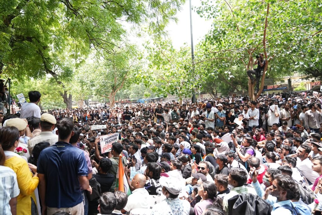 CJP Jantar Mantar Protest Concluded: जंतर-मंतर पर कॉकरोच जनता पार्टी का प्रदर्शन समाप्त, जानें क्या रहा पूरे दिन का हाल 3 CJP Protest 1