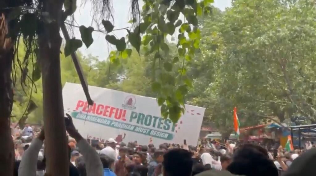 CJP Jantar Mantar Protest Concluded: जंतर-मंतर पर कॉकरोच जनता पार्टी का प्रदर्शन समाप्त, जानें क्या रहा पूरे दिन का हाल 5 Cockroach Janta Party Protest